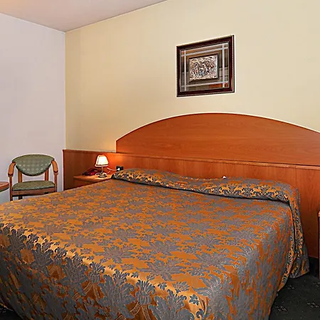 Ascot Hotell Cardano Al Campo