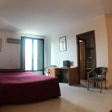 Hotell Ascot Cardano Al Campo