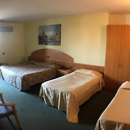 Hotell Ascot Cardano Al Campo