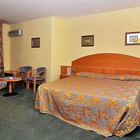 Ascot Hotell Cardano Al Campo