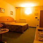 Ascot Hotel 2*
